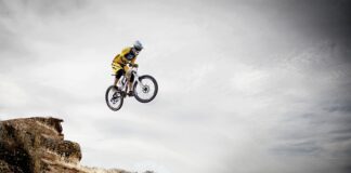 Co grozi za jazdę bez naklejki na szybie?